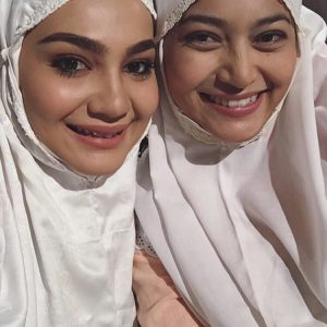 Nadia Brian Pakai Telekung Solat Semasa Shooting Drama Sape Dari Itali