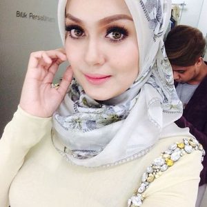 Comelnya Uqasha Senrose Bertudung