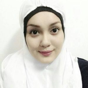 Gambar Uqasha Senrose Pakai Telekung