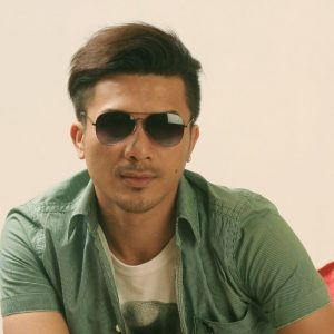 Gaya Handsome Arja Lee Berkaca Mata Hitam