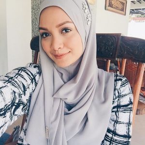 Grey Instant Shawl Naelofar Hijab Dipakai Oleh Azira Shafinaz