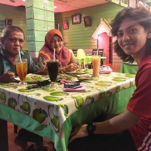 Kecik Hyper Act Bersama Mak Dan Abah Family Time