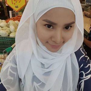 Elly Mazlein Selfie Berhijab