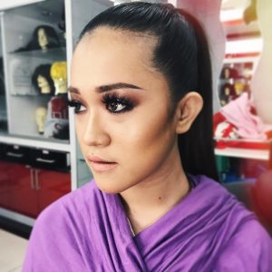 Foto Ernie Zakri Dengan Solekan Cantik