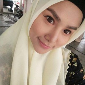 Gambar Elly Mazlein Bertudung