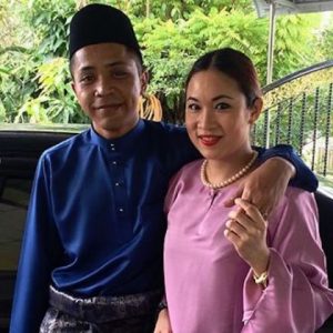 Gambar Hazama Dan Isterinya Genervie Kam Berbaju Melayu Dan Baju Kurung