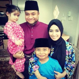 Gambar Misha Omar Dan Suami Bersama Anak Angkat Mereka