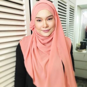 Gambar Nora Bertudung