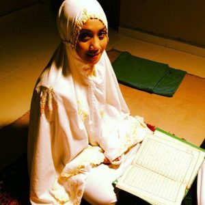 Wan Sharmila Memakai Telekung Solat