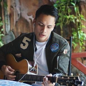 Aktor Randy Pangalila Bermain Gitar