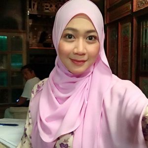 Comel Lia Natalia Bergambar Selfie