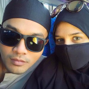 Deena Emir Berpurdah Dan Suami Saharul Ridzwan Menunaikan Umrah Di Mekah