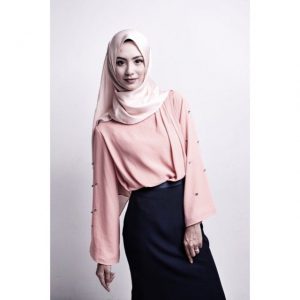 Gambar Eleena Sui Bertudung Manis