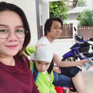 Stacy Bersama Akim Dan Anak Angkatnya Bella