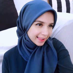 Wanita Kacukan Arab Cantik Deena Emir