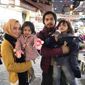 Wawa Zainal Bersama Suami Dan Anak Anak