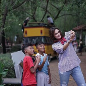 Foto Luna Maya Selfie Bersama Peminat Cilik