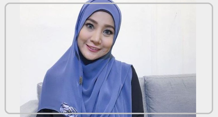 Yana Samsudin Bertudung