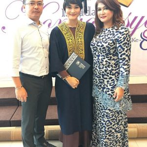 Adriana Adnan Bersama Ibu Bapanya