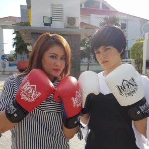 Adriana Adnan Bersama Ibunya Zamzarina