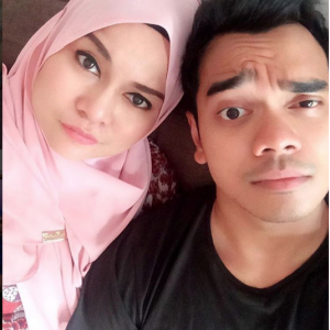 Foto Romantis Alif Satar Dan Isteri