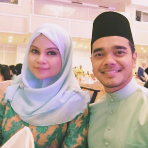 Gambar Alif Satar Dan Isteri