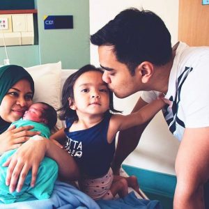 Gambar Aliff Satar Bersama Isteri Dan Anak Anaknya