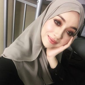 Putri Octavia Manrose Bertudung