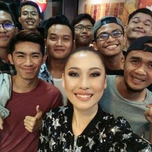 Elica Bergambar Bersama Peminat Dari UTHM