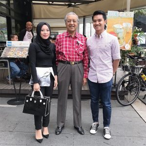 Fadza Anuar Dan Vivy Yusof Bergambar Bersama Tun Mahathir