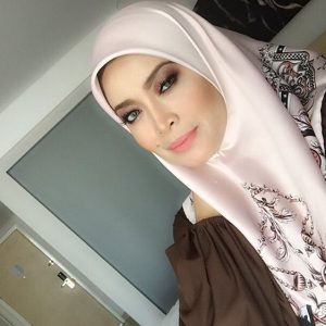 Gambar Datin Ira Ghani Bertudung