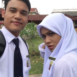 Mimi Lana Dan Syazuwan Hassan Pakai Baju Sekolah