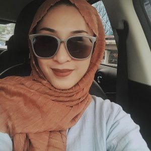 Tya Adnan Bercermin Mata Hitam Dengan Lipstik Merah