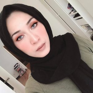 Tya Adnan Bertudung Hitam