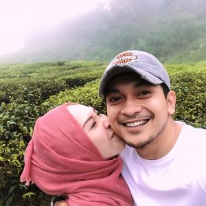 Tya Adnan Cium Kekasih Hati