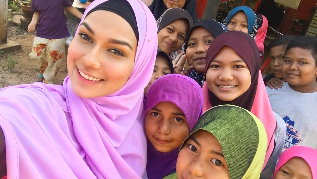 Elisya Sandha Berselfie Dengan Adik Adik Comel