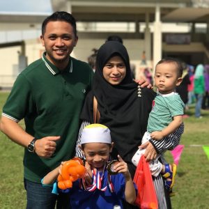 Gambar Imam Muda Asyraf Bersama Isteri Dan Anak