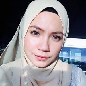 Aprena Manrose Berhijab