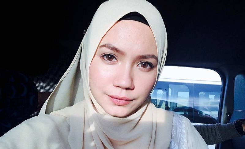 Aprena Manrose Berhijab