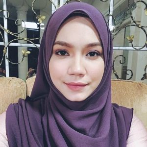 Aprena Manrose Bertudung Manis