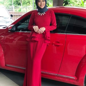 Gadis Cantik Aina Suzaily Berbaju Merah