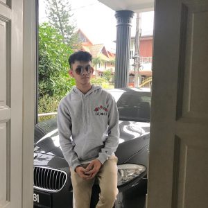 Ismail Izzani Bergaya Dengan Kereta BMW