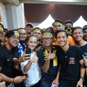 Jasmine Suraya Chin Bersama Penyokong Fanatik Bolasepak Malaysia