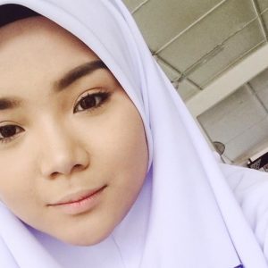 Natasha Elyzza Bertudung Putih