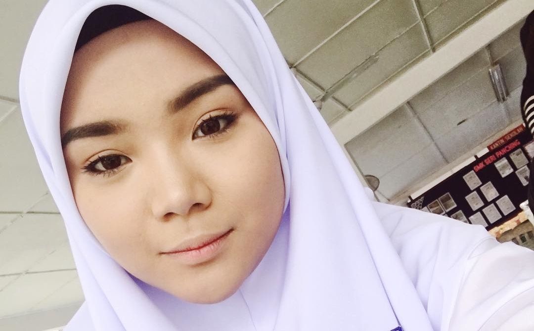 Natasha Elyzza Bertudung Putih