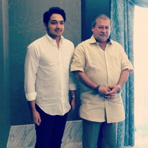 Adib Khalid Bergambar Bersama Sultan Johor