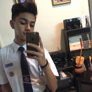 As'ad Motawh Pakai Baju Uniform Sekolah