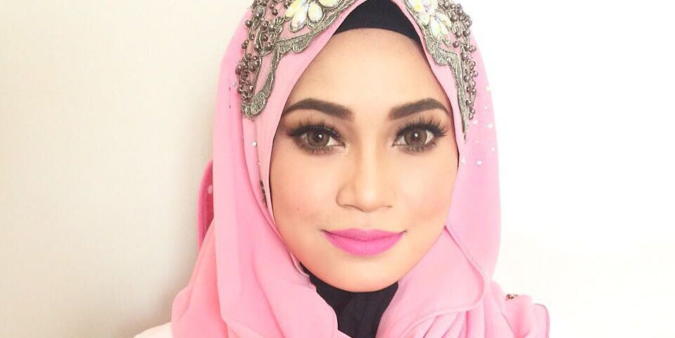 Fara Mendoza Bertudung