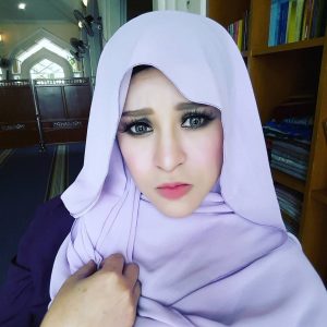 Muka Seksi Zila Bakarin Bertudung