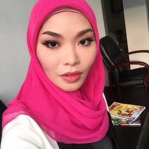 Nikki Palikat Memakai Tudung Bawal